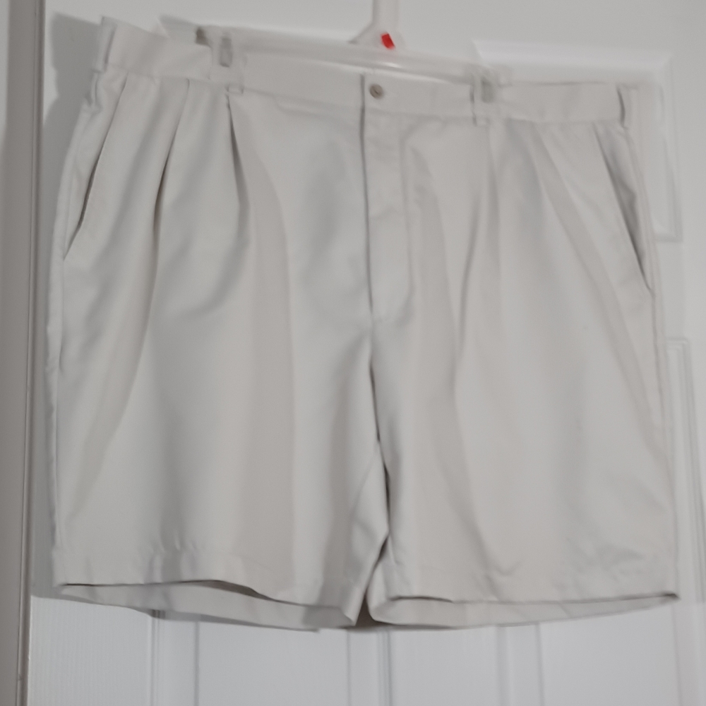 JOHN HENRY Men Shorts Size 44 cream colored pleat in front button pockets